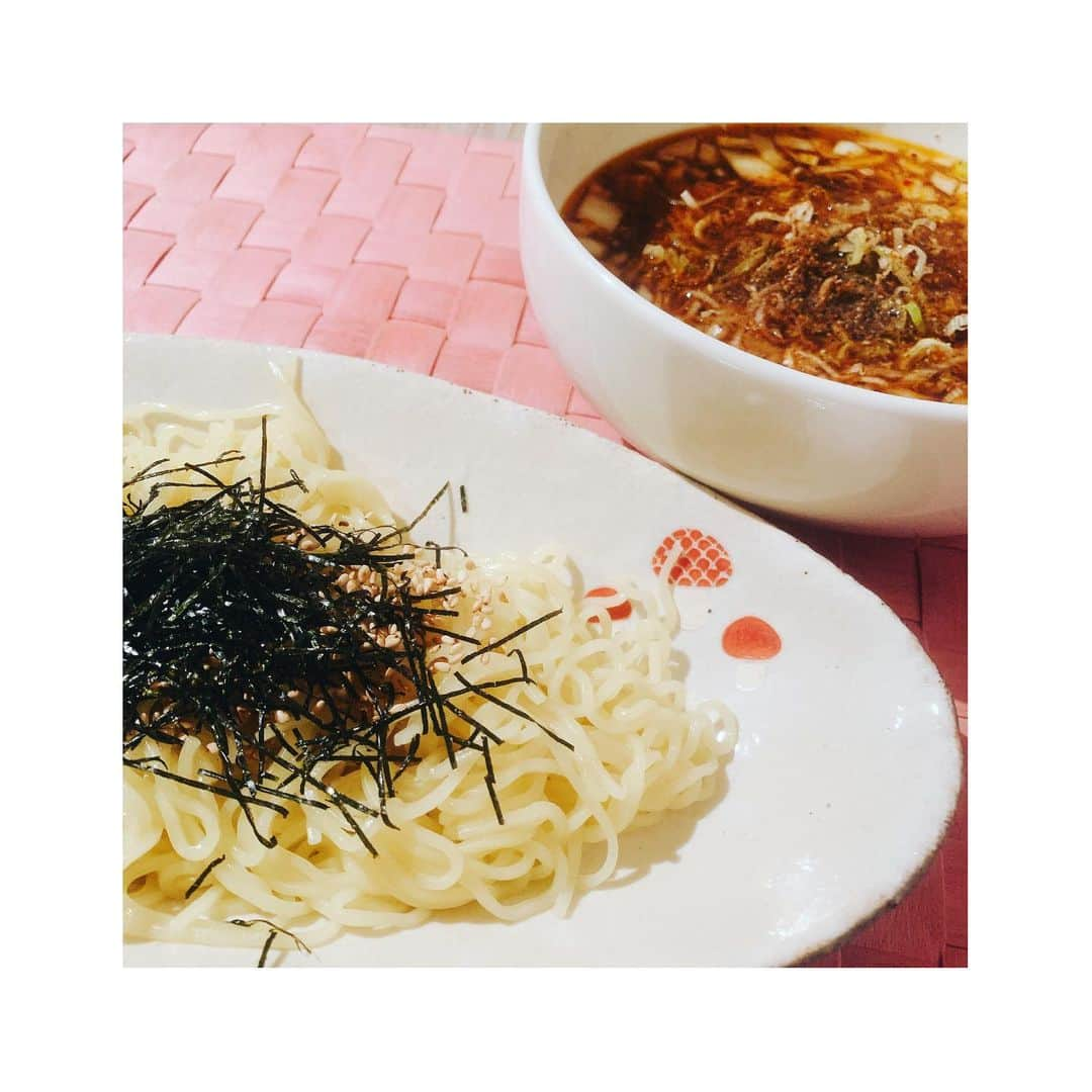 沙央くらまさんのインスタグラム写真 - (沙央くらまInstagram)「料理が楽しい 中野に昼まで閉まる美味しくて有名な#栄楽　というつけ麺屋さんがありました。 最後に訪れた時、大将が倒れるまではやる！とおっしゃっていてたんですが、次に行った時には閉店していました。 大将がつくるあのつけ麺、本当に美味しかった。  先日友達がインスタに載せていたつけ麺を見て、思い立って作ったコマ流つけ麺  レシピは @dashi_senka に載せました  美味しかったぁ♪ 是非作ってみてください😊  #コマ飯 #出汁好きな人と繋がりたい  #つけ麺」7月15日 14時01分 - kurama_sao