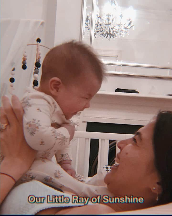 アン・カーティスのインスタグラム：「Her little laugh is my most favorite thing in the universe 🌈  Bungisngis like her mumma 🥰  Our ray of ☀️ during these crazy times. Hope this puts a smile on your face 🥰 🎥: @erwan」