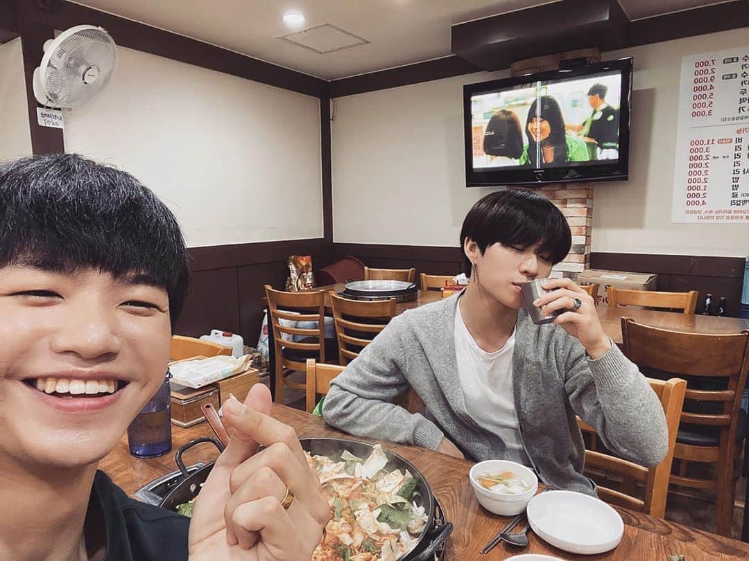 ピョン・ヒョンミンのインスタグラム：「항상 똑같은 명섭이 표정😄」