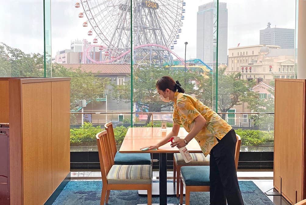 横浜ベイホテル東急［公式］さんのインスタグラム写真 - (横浜ベイホテル東急［公式］Instagram)「/ 「カフェトスカ」のランチブッフェが 7月18日(土)から週末限定で復活いたします！  随所に飛沫防止パネルやケースを設置し、 お料理はご要望にあわせて スタッフがお取り分けいたします。 消毒清掃の強化など感染症予防対策に 最善を尽くした、新たなブッフェスタイル。  ランチブッフェ再開の喜びと感謝を胸に トスカらしく元気に、そしてしっかりと 皆様をお迎えしてまいります。  ■キッチンスタジアムNEXT 7月18日(土)から 土日祝日 限定(120分制) ※詳細は @yokohamabayhoteltokyu  のリンクよりご確認ください . #カフェトスカ #新しい生活様式  #医療従事者に感謝  #ランチブッフェ #ホテルランチ  #ディナーはもう少しお待ちください🙇‍♀️  #カルボナーラ #ローストビーフ  #横浜ベイホテル東急  #みなとみらいランチ #横浜  #みなとみらい線フォト散歩  #にしまろ探検隊  #よこはまおもいでフォト  #cafetosca #lunchbuffet  #hotellunch #food  #yokohamabayhoteltokyu  #yokohama #japan  #myyokohama」7月15日 14時17分 - yokohamabayhoteltokyu