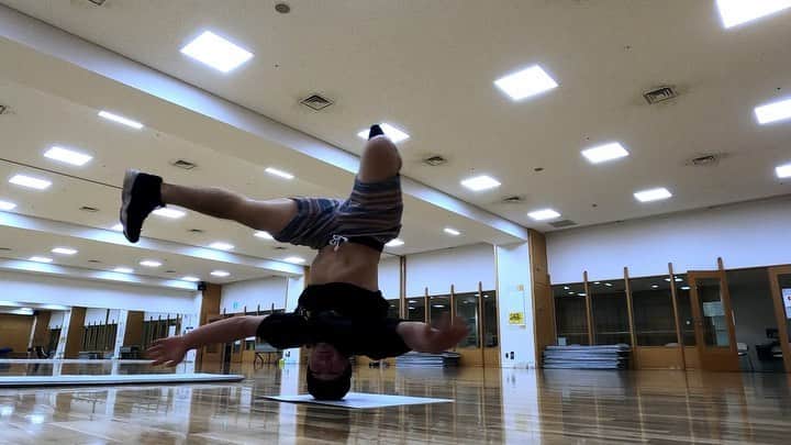 大野愛地のインスタグラム：「ONE KICK ONE DRILL.🌪  #balanceTest #headspin #aichiono #questcrew」