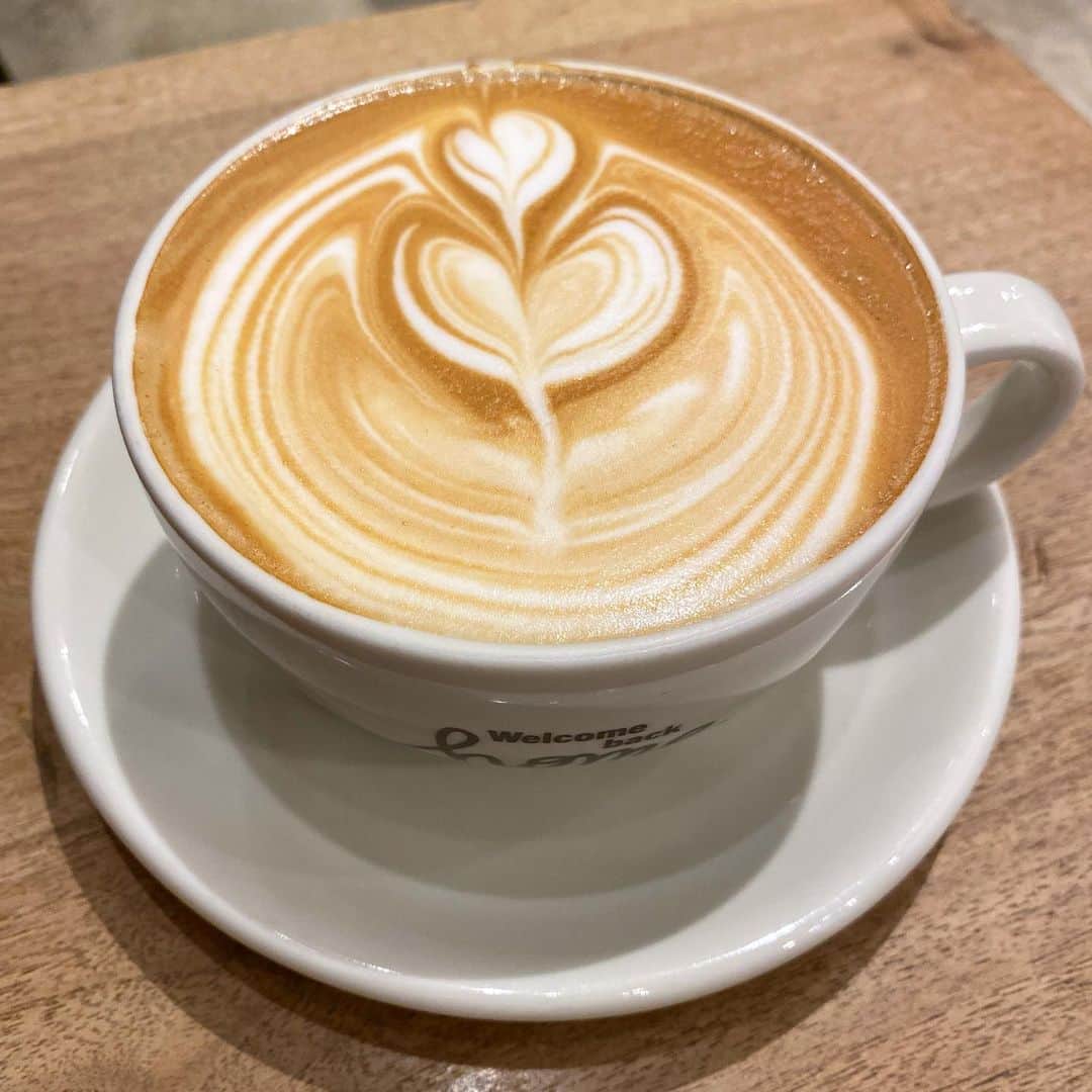 新田朝子さんのインスタグラム写真 - (新田朝子Instagram)「スタバでノンカフェインにしてもらえるのを、初めて知りました。ラテ美味しかったなぁ🤍先日の、ソーシャルディスタンス取りながらの久しぶりのカフェ☕️ . #starbucks #coffee #tokyo #starbucksreserveroasterytokyo #cafe #teatime #noncafeine @starbucksreserve_tokyo @starbucks_j #inspiredbystarbucks」7月15日 14時25分 - asako.nitta