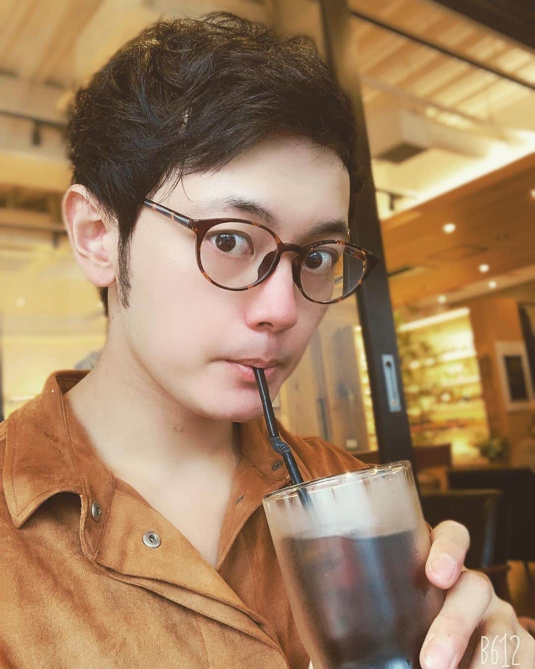 KAZUKI のインスタグラム：「美味しい水出し珈琲を出してくれるカフェに出逢った☕️ #コーヒーはブラック派  #下北沢カフェ  #織部」