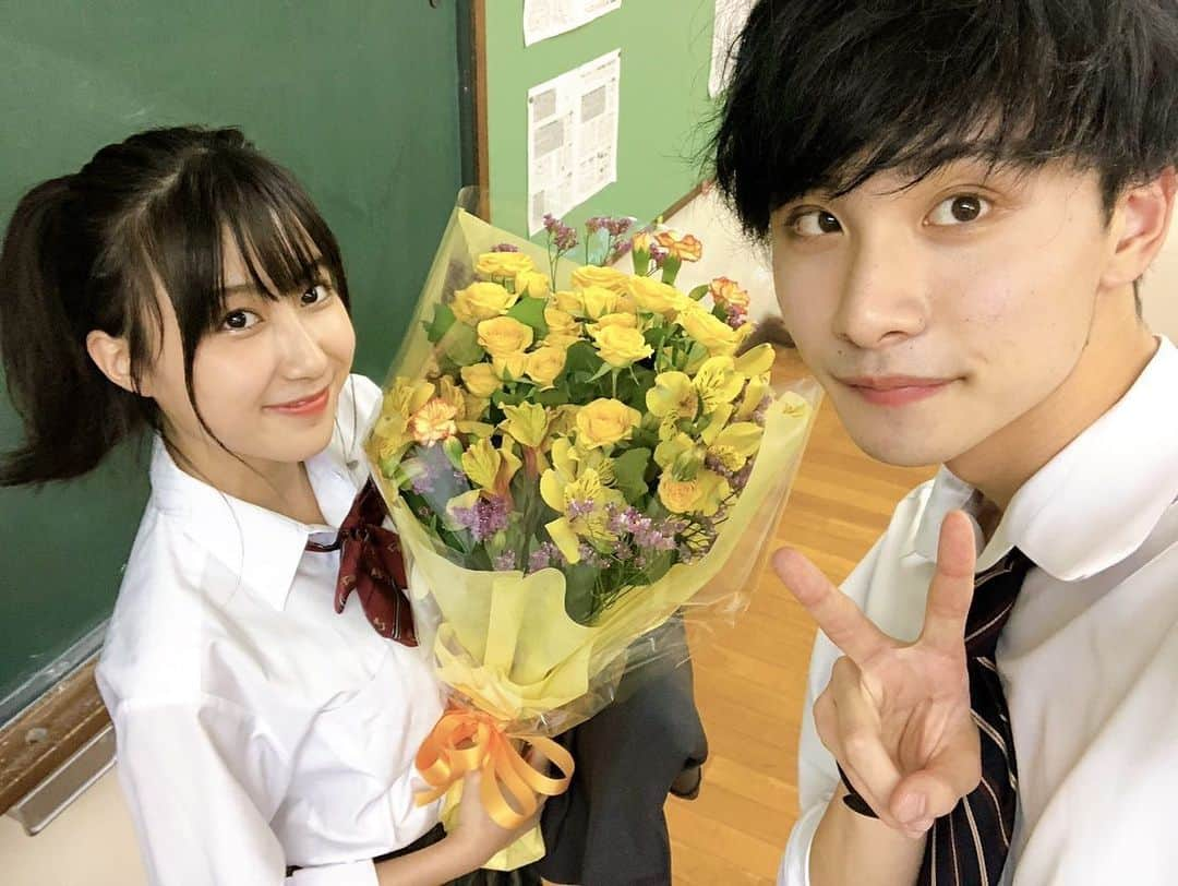 山口るあさんのインスタグラム写真 - (山口るあInstagram)「りょうまサプライズで花束ありがとう💐花束全色るあの好きな黄色だしケーキも用意してくれてて嬉しかっだぁぁぁ  ありがとう😊」7月15日 15時01分 - ru_chandabe