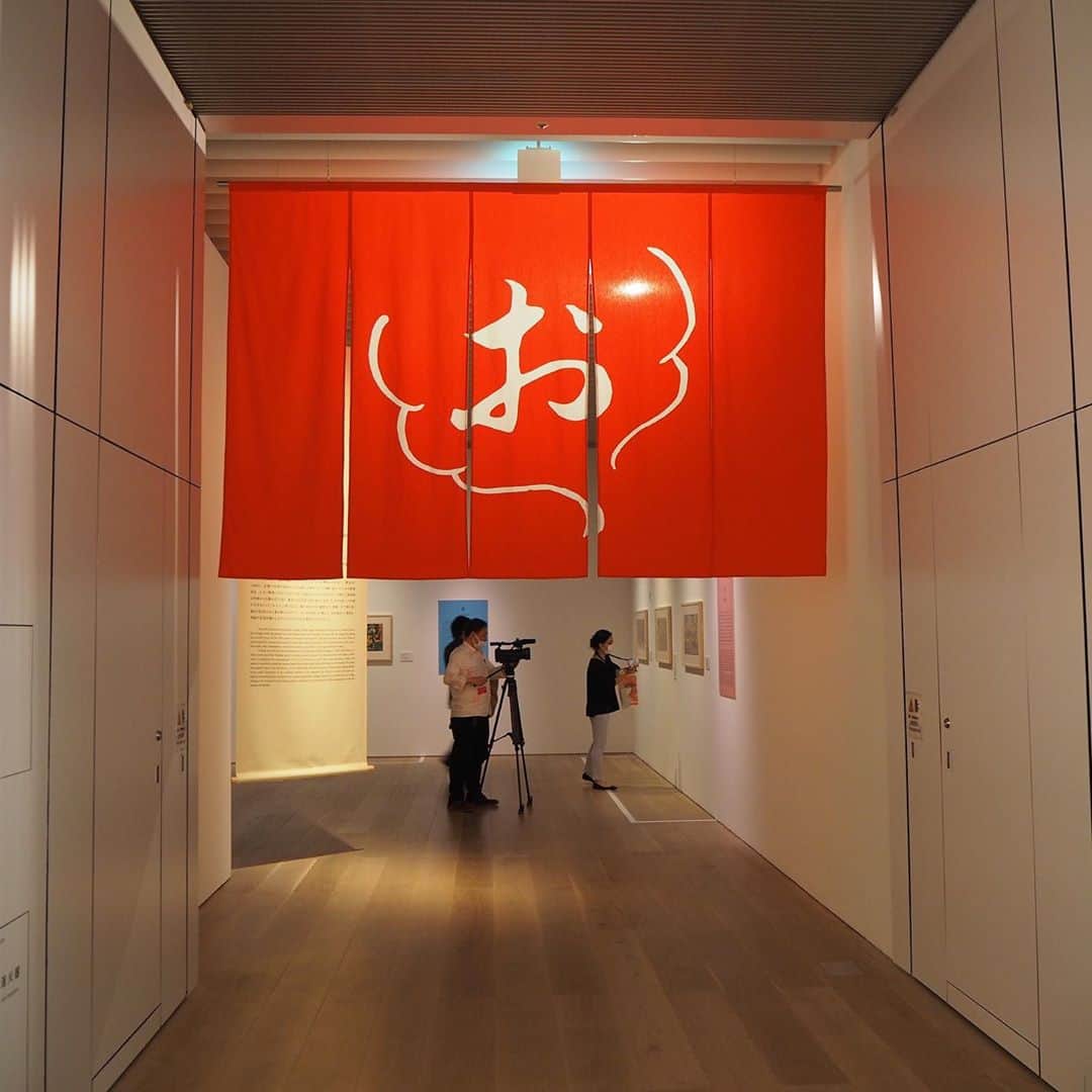 OZmall　東京体験（オズモール）さんのインスタグラム写真 - (OZmall　東京体験（オズモール）Instagram)「： 『おいしい浮世絵展 ～北斎 広重 国芳たちが描いた江戸の味わい～』 ． こんにちは、ＯＺの「東京体験・エンタメ予約」編集部です。じとじと梅雨模様が続きますね...こんな雨の日は室内で楽しめるアートに触れてみませんか。  六本木ヒルズ「森アーツセンターギャラリー」では、“浮世絵”と“江戸の食”を掛け合わせた展示会『おいしい浮世絵展 ～北斎 広重 国芳たちが描いた江戸の味わい～』を開催しています。オープンに先駆けて、先日、広報大使「ナイツ」さんの取材会にお邪魔してきました。  塙さん「浮世絵を見ながら、300年前はどんな時事ネタが受けていたのか、どんな笑いのツボだったのか知りたくなりました」 土屋さん「今も昔も鮨や鰻などのメニューがさほど変わっていないことが驚きでした。1枚の画からみなさんにもぜひ興味を持ってもらいたいです」  展示会には、葛飾北斎や歌川広重などの人気浮世絵師たちが描いた色彩豊かな浮世絵がずらり。さらに、浮世絵のなかにも登場する江戸っ子が楽しんだ食材や料理法が紹介されています。近隣レストランとのコラボで、展示される浮世絵や江戸のグルメにちなんだメニューも楽しめるそうなので、ぜひチェックしてみてください。 https://oishii-ukiyoe.jp/ ． #おいしい浮世絵展 #浮世絵 #江戸の食文化 #アート #art #9月13日まで開催予定 #オンライン上で事前に日時指定入館券の購入が必要です ． #ozmall #editors #tokyo #experience #entertainment #オズモール #エンタメ編集部 #東京体験 #エンターテインメント #エンタメ」7月15日 15時05分 - ozmall_entertainment