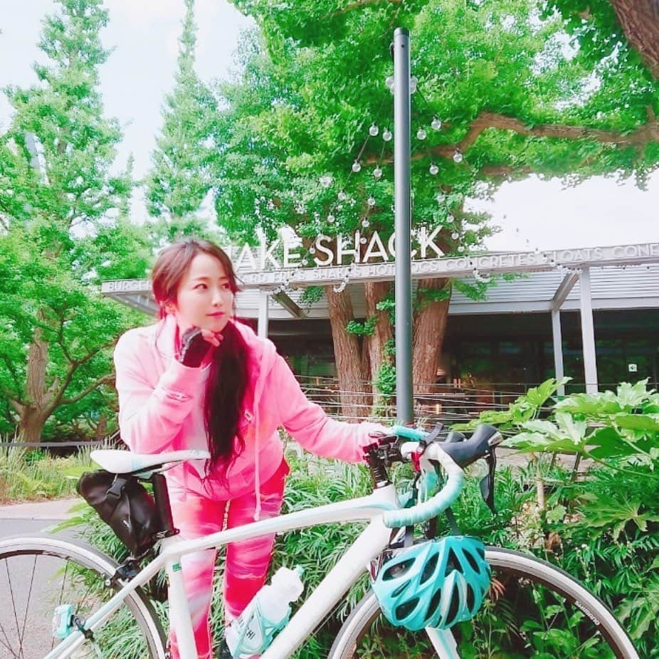 鈴木聖奈さんのインスタグラム写真 - (鈴木聖奈Instagram)「＊ @bianchijapan  @bianchibicycles  @louisvuitton  ＊ #ロードバイク  #ロードバイク女子  #ロードバイク初心者  #ポタリング  #ゆるポタ #ビアンキ  #チェレステ  #ミニベロ  #風景  #お散歩 #ロングヘア #ヘアアレンジ #ヘアスタイル #撮影  #自転車  #自転車女子  #ロードバイクのある風景  #ロードバイクのある生活  #ビアンキ女子  #お団子ヘア #ロングヘア  #ヘアアレンジ  #スポーツウェア  #スポーツ女子  #bianchibikes  #bicycles  #bianchi  #birdy  #bike  #trek  #cycling  #cyclist ⠀」7月15日 15時08分 - seina.suzuki