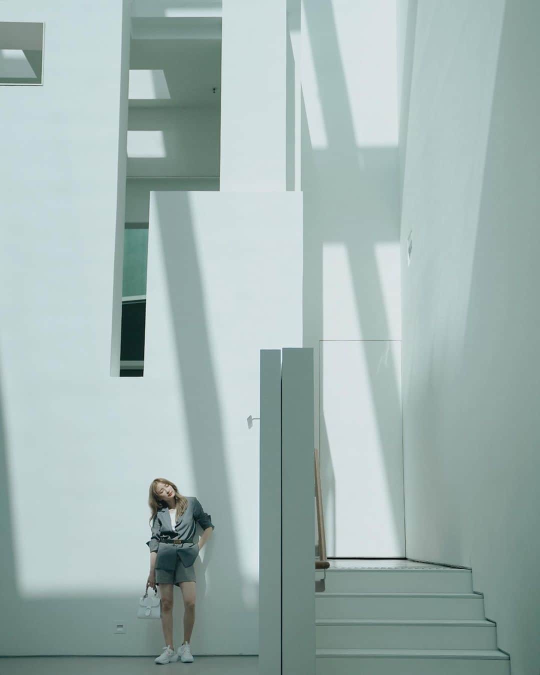 Giann Chanのインスタグラム：「Just a small girl in a big world. 🤍」