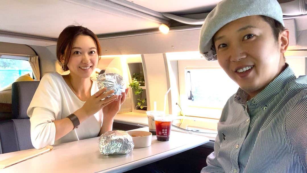 金子貴俊のインスタグラム：「妻とランチデート。 前々から気になっていたお店のハンバーガーをテイクアウト！ キャンピングカーでランチ！ 想像以上に美味しくて良かった(^^)  #ランチ#ハンバーガー#キャンピングカー#バンコン#hamburger #lunch #夫婦#夫婦の時間 #キャンピングカーのある生活 #キャンピングカー生活  #ハイエース #ハイエースキャンピングカー #ハイエースのある生活」