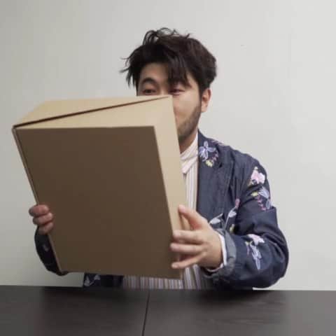 キム・ギバンのインスタグラム：「. 설레는 언박싱!! 요즘 북유럽쪽에서 난리가 난 브랜드!! 산뜻하다!산뜻해~😀 가볍고 편한데 컬러를 너무 잘 씀! 일반적인 브랜드가 살짝 물리셨다면..추천!!  #아크코펜하겐 #카네틱 #arkkcopenhagen  @copenhagen_sneakers #세상에이쁜신발너무많아」