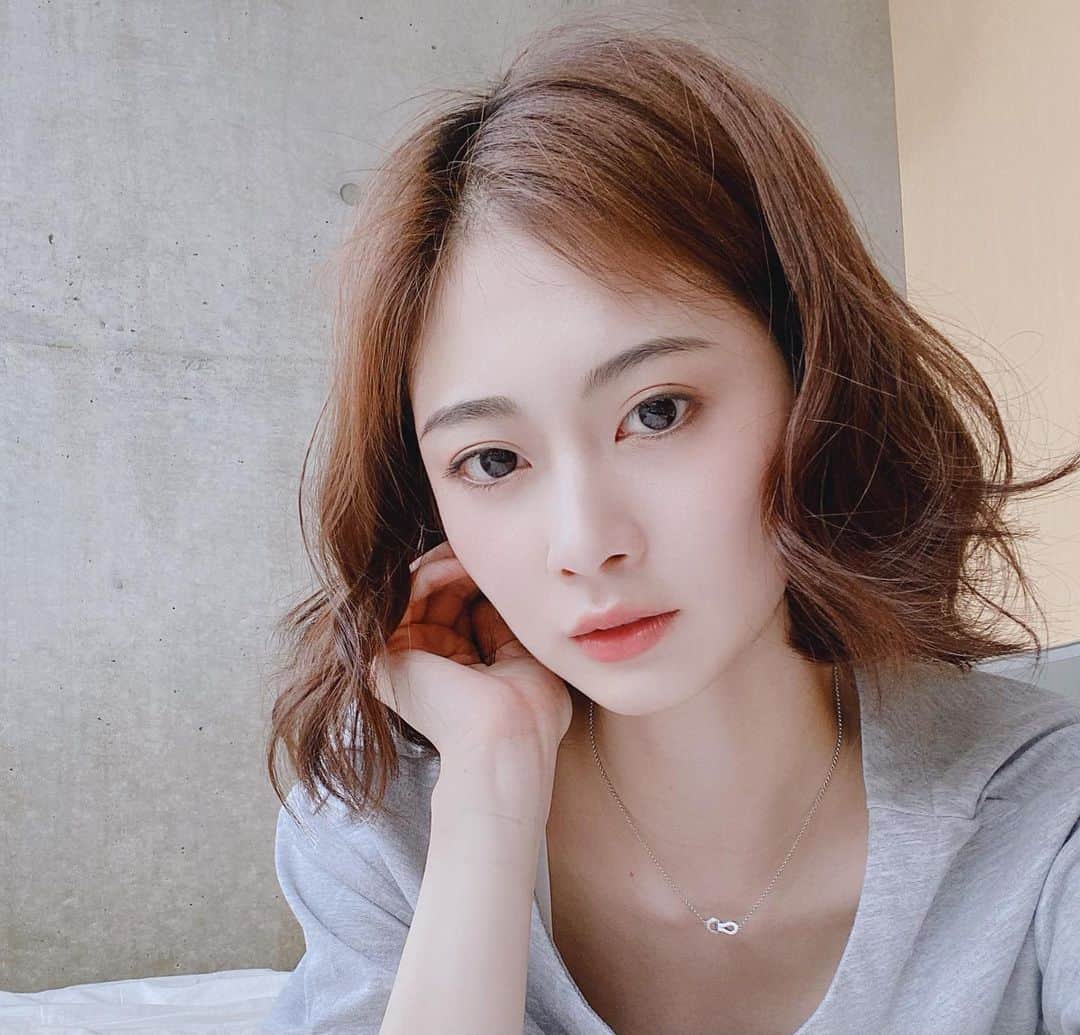 和田安佳莉のインスタグラム：「梅雨真っ只中。 涼しくて過ごしやすくはあるけど 出不精に拍車がかかるね。 . 先日、ドライブも兼ねて炉端焼きを食べに行きました。 はなれの個室で燻されながらの同期会。 何方が食材かわからない。もくもく。 . みんな業種はバラバラだけど、妥協しない姿勢とか。 通ずるものが沢山あるからとても楽しい。 好き。 . #梅雨 #オフ #炉端焼き #高尾山 #プライベート #お肉 #お魚 #美味しい #グルメ #ドライブ #同期会」