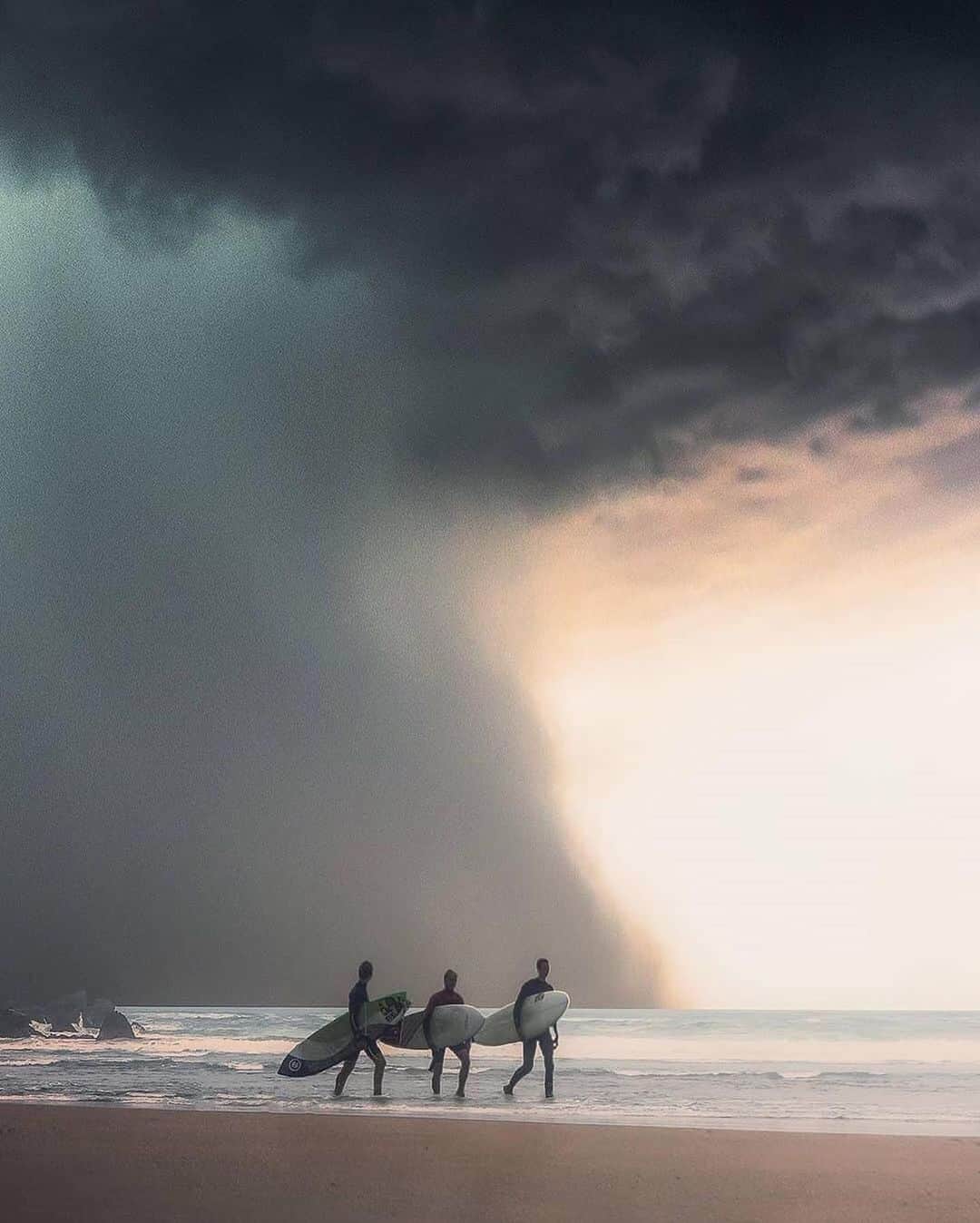 Canon Photographyさんのインスタグラム写真 - (Canon PhotographyInstagram)「A storm moving in.  Digital Art - @toneback Curated by @steffeneisenacher  #newzealand #nz #storm #thunderstrom #visitnz #surfing」7月15日 15時23分 - cpcollectives