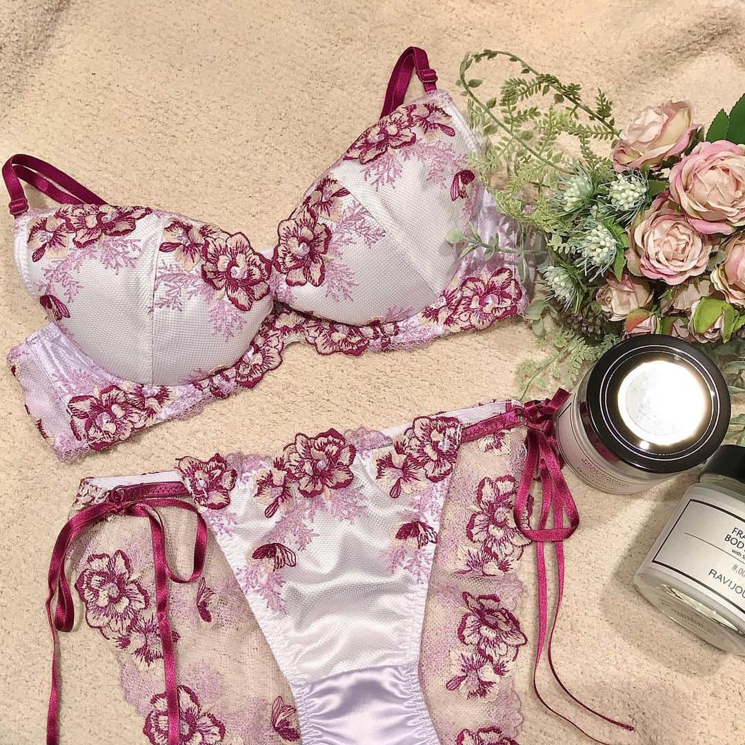 Ravijour札幌4丁目プラザ店のインスタグラム：「. 30%OFF ダブルフラワー💐  #ravijour #ラヴィジュール #ravijourstaff  #ravijoursapporo  #ravijouroffcial  #セール #ランジェリー  #pivot #ピヴォ」