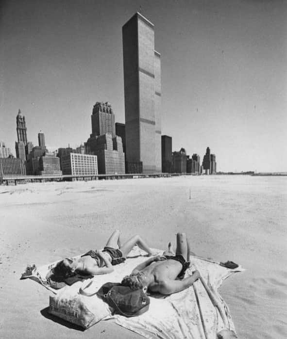 Meganさんのインスタグラム写真 - (MeganInstagram)「Summer in the city, Battery Park, 1977 〰 photograph by Fred Conrad  - - - - #batterypark #sunbather #sunbaking」7月15日 15時35分 - zanzan_domus
