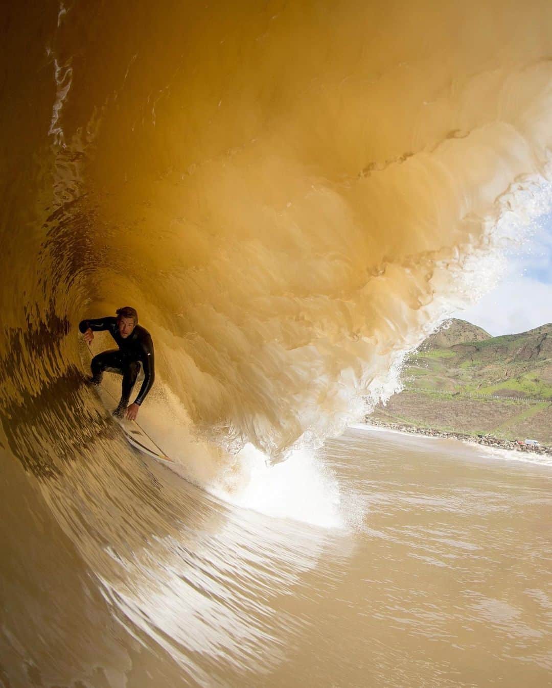 MR PORTERのインスタグラム：「This week, in the MR PORTER Journal, and via our IG, we are speaking to a host of surfers around the world about the lure of the waves. Next up we meet Mr @ScottSoens, a photographer specialising in up-close, visceral water shots. He’s worked on many seminal surf films, among them A Brokedown Melody, New Emissions Of Light And Sound, Come Hell Or High Water, Shelter and Sprout.   “At this point, when I get to surf by myself it gives me a moment of solitude that is pretty rare. Riding on a wave by yourself and being in that moment truly is a moment for you. Don’t get me wrong, I love surfing with my family and kids, but that moment of solitude is something needed as well. A lot of the time you didn’t know you needed it as much as you did.”  Head to the Journal to read the full piece #MRPORTERGoneSurfin 📷: @seth_de_roulet」