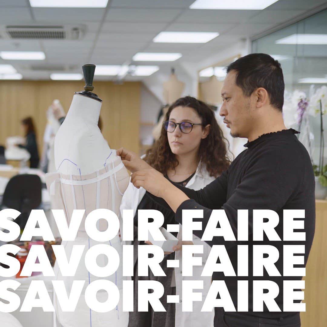 のインスタグラム：「On the occasion of the release of the Group’s CSR annual report (link in bio), LVMH and its Maisons reaffirm their commitment to build an inclusive organization and fight against any form of discrimination.  LVMH is committed to passing on its savoir-faire and supporting design so as to preserve craftsmanship and enrich cultural heritage. This commitment has led the group and its maisons to set up schools, offer apprenticeships and support young designers.  Focus on a vocational training program led in Europe since 2014: L’Institut des Métiers d'Excellence LVMH (IME).   The IME is an important pillar of the Group's apprenticeship policy aiming to help improve young people's employment prospects. It has now been rolled out in France, Switzerland, Italy and Spain. Since it was set up, 800 apprentices, including 300 in 2019, have benefited from the program.  Work-study programs, designed in partnership with 21 highly renowned schools and universities, offer a combination of technical and theoretical teaching in academic structures and practical experience within the Group's Maisons. In 2019, the IME developed 8 new training programs to respond to the need for specific skills in its 35 partner Maisons.  #LVMH #LVMHTalents #CSR #IMELVMH #savoirfaire」