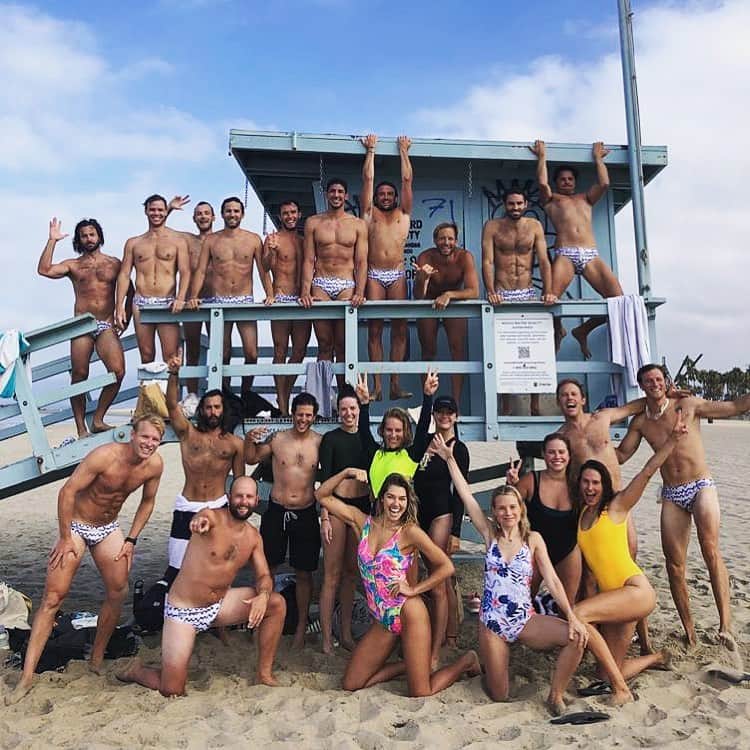 アシュリー・ハートのインスタグラム：「@greatwhitevenice Swim Team 2020 🏊‍♂️🌊🏊‍♀️  . Best way to start the day and get through hump day. Every Wednesday, early morning in Vencie, we get together to meditate, run the beach, swim a few laps in the ocean, have a laugh, connect with like minded peeps (mainly Aussies)  And of course drink coffee @greatwhitevenice☕️🤍 Its truly nourishing on all levels.  If you’re local and keen, please join us! It’s all just a bit of fun really!」