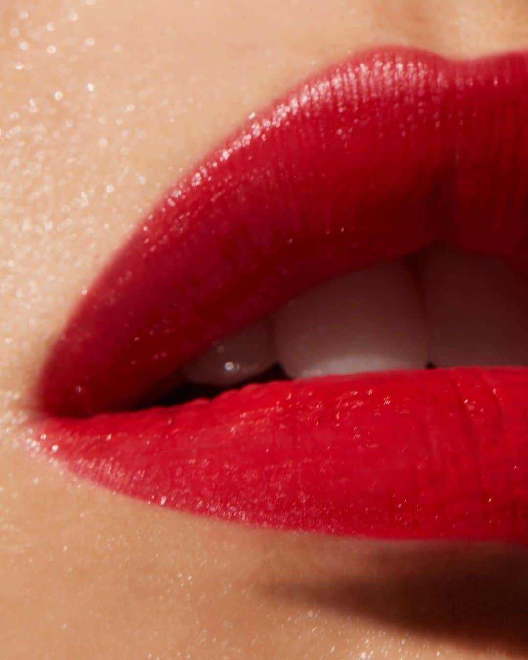 Smashboxのインスタグラム：「Red hot red lips that are here to stay, even when your sweaty upper lip gets  in the way. 🌶💦」