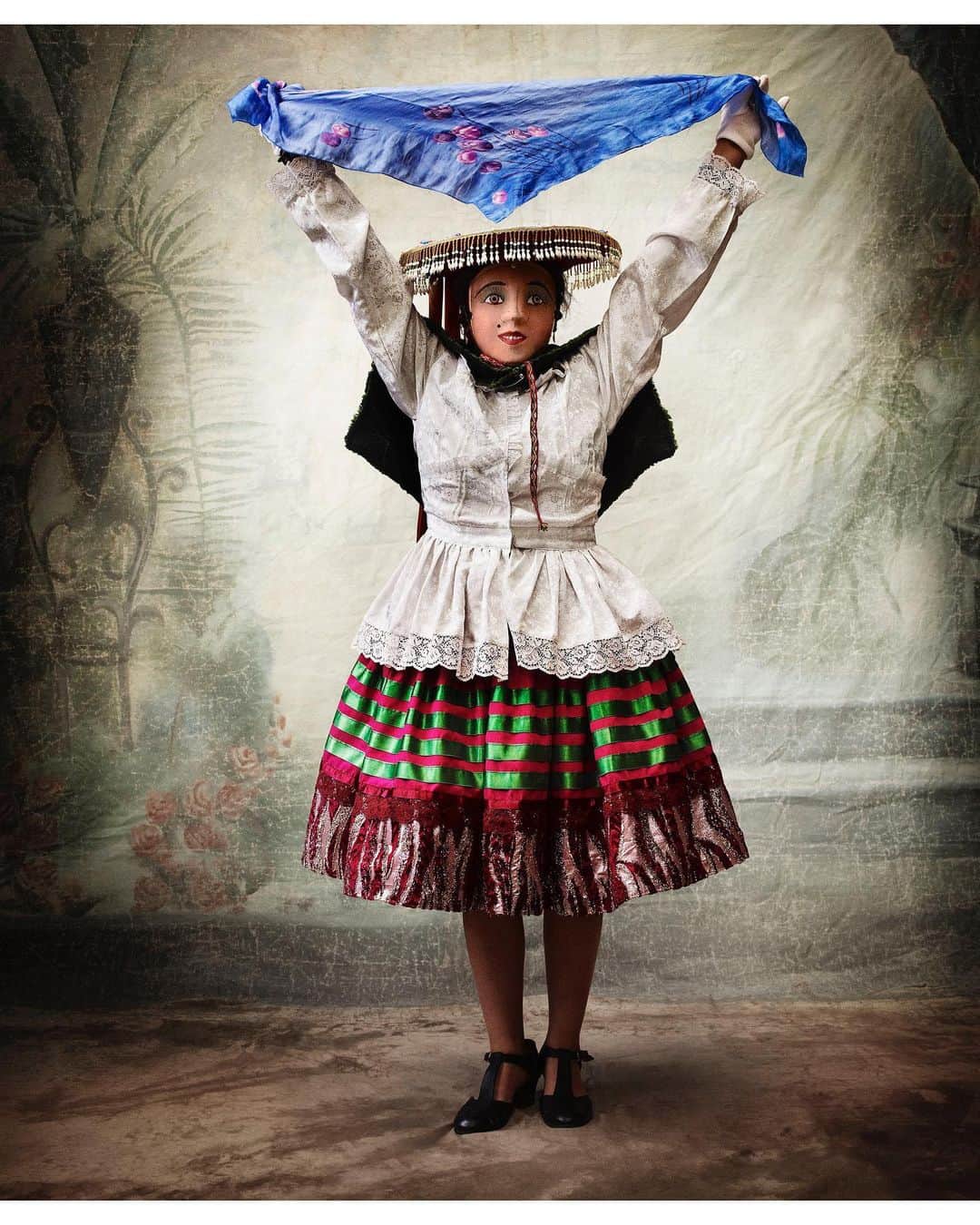 マリオ・テスティーノのインスタグラム：「I am very proud to be among the artists, designers and architects supporting the @MaggiesCentres Art Auction with @Christiesinc.  Maggie's offer practical and emotional support to people with cancer, their family and friends at centres across the UK and abroad. They have been supporting people over the phone, email and through the online community throughout the current crisis with everything from money worries, social isolation, treatment concerns and much more. The auction will help raise much needed funds to help Maggie's continue to offer their psychological support, at a time when it is more important than ever. - Estoy orgulloso de estar entre los artistas, diseñadores y arquitectos que participarán en la subasta de arte de @MaggiesCentres con @Christiesinc.  Maggie ofrece apoyo práctico y emocional a personas con cáncer, sus familiares y amigos en centros de todo el Reino Unido y del extranjero. Durante la actual crisis, han estado atendiendo, vía llamadas, correos electrónicos o en línea, a las personas con preocupaciones sobre dinero, aislamiento social, dudas sobre tratamientos y mucho más. La subasta ayudará a recaudar los fondos necesarios para que Maggie continúe ofreciendo apoyo psicológico en un momento en el que es más importante que nunca.  - Women's costume in the Mestiza Qoyacha dance, San Jerónimo, San Sebastián and Saylla districts, province of Cusco, Cusco, Peru, 2010 - Bidding for the auction goes live today and runs to Thursday 23rd July. You can view the auction via the link in my bio.   La subasta estará en vivo desde hoy y se extenderá hasta el jueves 23 de julio. Pueden participar en el link en bio.   #ArtForMaggies #AltaModa #MarioTestino #MaggiesCentres #Christies」