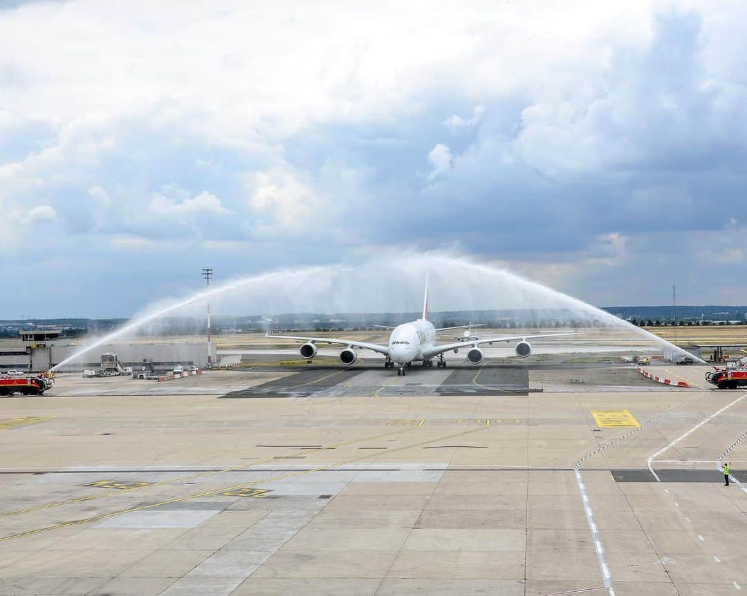 エミレーツ航空さんのインスタグラム写真 - (エミレーツ航空Instagram)「The Emirates @Airbus A380 says ‘Bonjour Paris’! Our flagship superjumbo received a special welcome at @ParisAeroport today as Emirates became the only airline to serve France with a scheduled A380 service. @DXB」7月16日 1時19分 - emirates