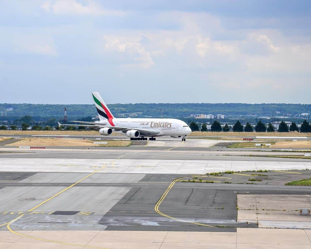 エミレーツ航空さんのインスタグラム写真 - (エミレーツ航空Instagram)「The Emirates @Airbus A380 says ‘Bonjour Paris’! Our flagship superjumbo received a special welcome at @ParisAeroport today as Emirates became the only airline to serve France with a scheduled A380 service. @DXB」7月16日 1時19分 - emirates