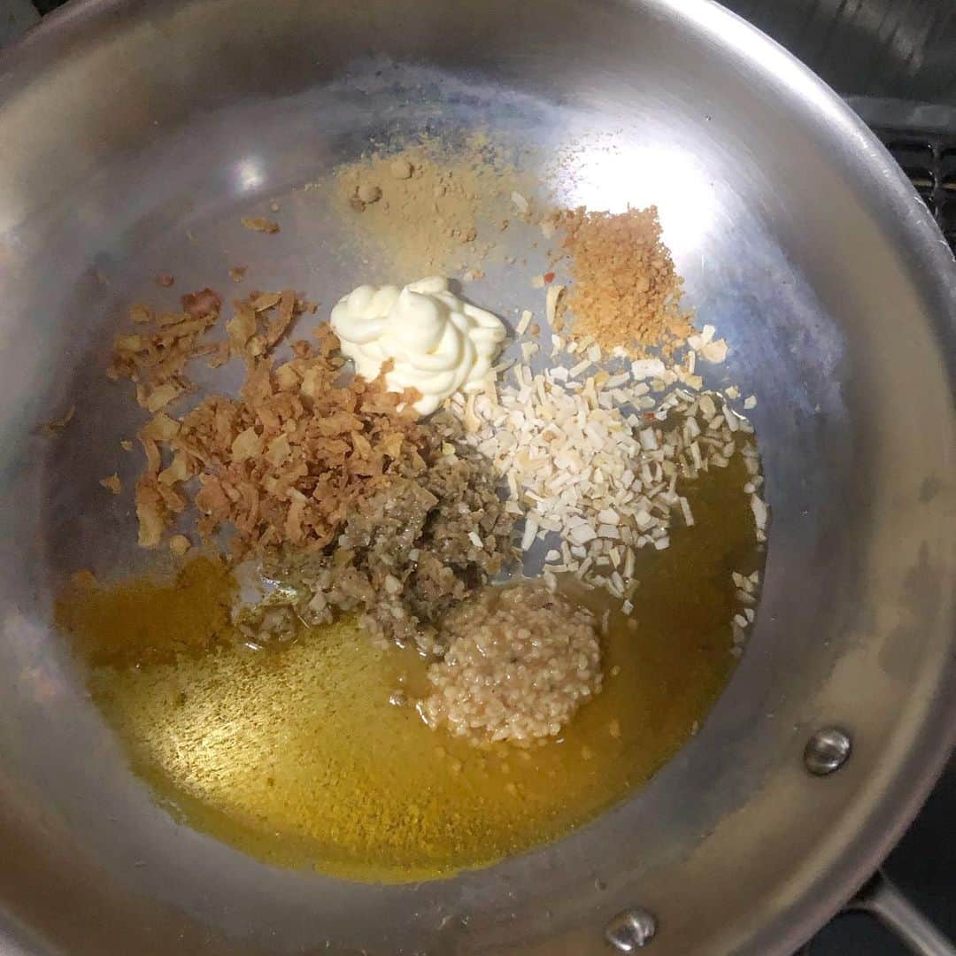 直樹 加藤さんのインスタグラム写真 - (直樹 加藤Instagram)「.. 白髪防止策の豆腐摂取です。  空芯菜、茄子、ゴボウ、トマトが入ってます。  フライパンに調味料が入ってます。そこに200mlの水を入れてよく溶かし、蓋をして中火で沸騰させます。  沸騰したら、ゴボウを入れて上下を返し、蓋をして1分30秒加熱します。  指定時間経過で、茄子を入れ、上下を返して蓋をして1分加熱します。  指定時間経過で、空芯菜と縦に半分に切ったプチトマトを入れ、上下を返して蓋をして1分加熱します。  指定時間経過で、取手付きのザルを使って炒め汁と具材を分離し、残った炒め汁を詰めていきます。  大体炒め汁が半分くらいになったら火を消し、分離していた具材を戻し、詰まった炒め汁とよく絡めます。  刻んだ豆腐の入ったボウルにフライパンの中身を移し、ザッとかき混ぜて盛り付けたら完成です。  今日は、アルゼンチンのソービニオンブラン。  ハービシャスなニュアンスが野菜の青っぽいニュアンスとぴったり。  シャープな酸と、アフターのほろ苦さと果実甘さが野菜料理と会いますね。  #大文字屋加藤酒店 #京都ワイン #白髪防止 #ワイン飲みたい #ワイン好きな人と繋がりたい #料理好きな人と繋がりたい #デイリーワイン #安ウマワイン #アルゼンチンワイン #ソービニオンブラン」7月16日 1時15分 - daimonjiyakatonaoki