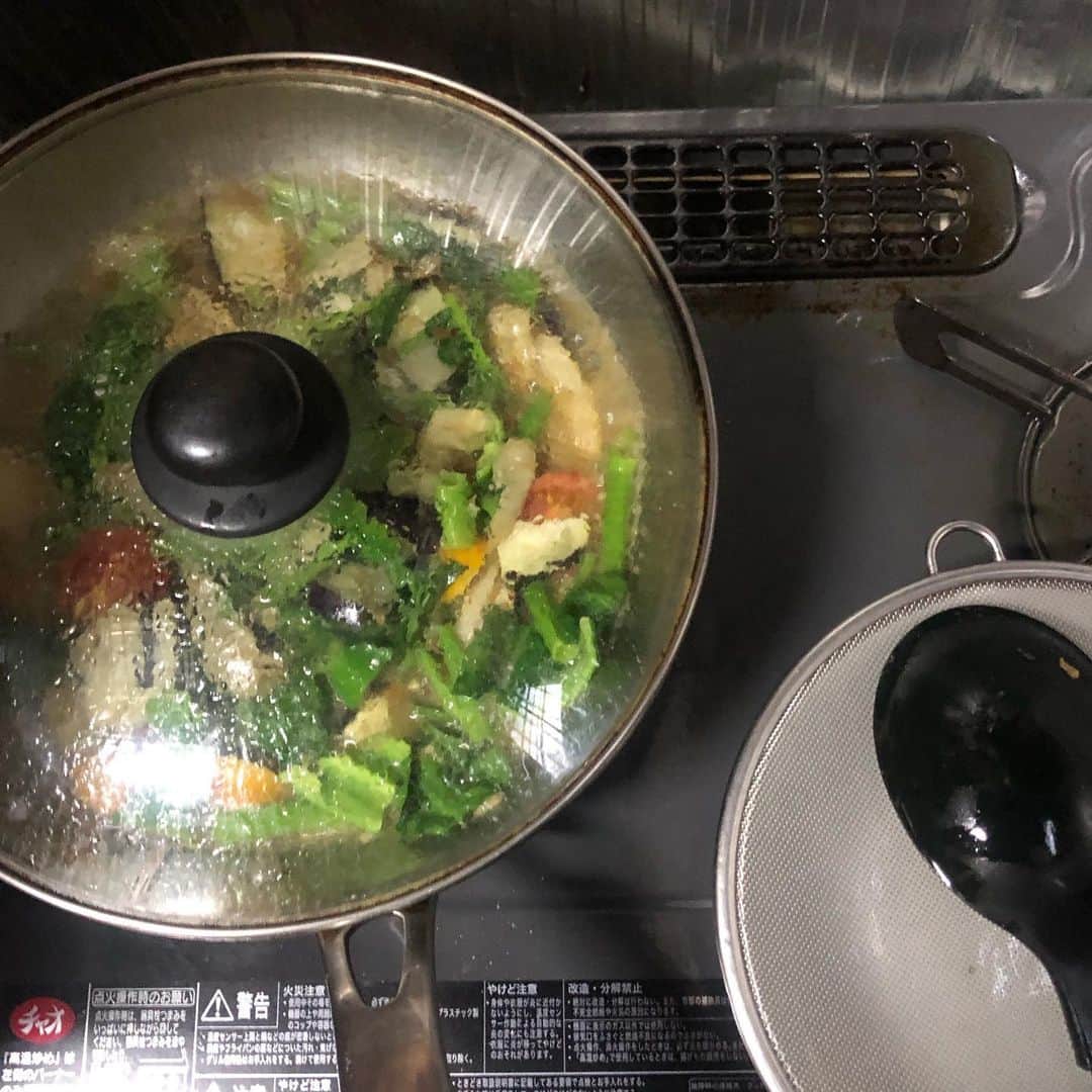 直樹 加藤さんのインスタグラム写真 - (直樹 加藤Instagram)「.. 白髪防止策の豆腐摂取です。  空芯菜、茄子、ゴボウ、トマトが入ってます。  フライパンに調味料が入ってます。そこに200mlの水を入れてよく溶かし、蓋をして中火で沸騰させます。  沸騰したら、ゴボウを入れて上下を返し、蓋をして1分30秒加熱します。  指定時間経過で、茄子を入れ、上下を返して蓋をして1分加熱します。  指定時間経過で、空芯菜と縦に半分に切ったプチトマトを入れ、上下を返して蓋をして1分加熱します。  指定時間経過で、取手付きのザルを使って炒め汁と具材を分離し、残った炒め汁を詰めていきます。  大体炒め汁が半分くらいになったら火を消し、分離していた具材を戻し、詰まった炒め汁とよく絡めます。  刻んだ豆腐の入ったボウルにフライパンの中身を移し、ザッとかき混ぜて盛り付けたら完成です。  今日は、アルゼンチンのソービニオンブラン。  ハービシャスなニュアンスが野菜の青っぽいニュアンスとぴったり。  シャープな酸と、アフターのほろ苦さと果実甘さが野菜料理と会いますね。  #大文字屋加藤酒店 #京都ワイン #白髪防止 #ワイン飲みたい #ワイン好きな人と繋がりたい #料理好きな人と繋がりたい #デイリーワイン #安ウマワイン #アルゼンチンワイン #ソービニオンブラン」7月16日 1時15分 - daimonjiyakatonaoki