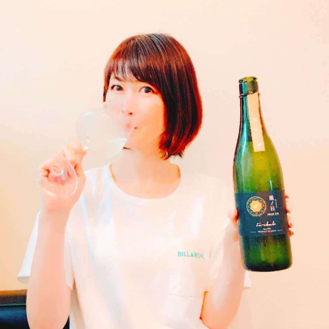 青木美香さんのインスタグラム写真 - (青木美香Instagram)「宅飲み♡ 「鷹ノ目（ホークアイ）」をワイングラスで🥂✨ 山口県の酒蔵「はつもみぢ」と共同で開発したお酒みたいです！  甘さの中にさっぱり感がありとっても美味しい🥰 一気に飲み干しちゃいました😋  #鷹ノ目#ホークアイ#日本酒#宅飲み」7月16日 1時15分 - aokimikaa