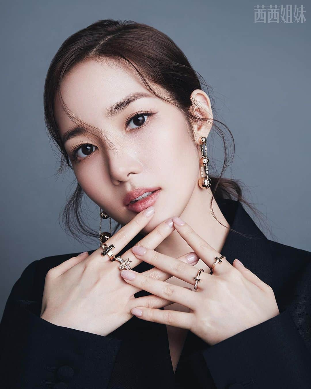 ティファニーさんのインスタグラム写真 - (ティファニーInstagram)「Tiffany T1 in the Press ——— Mix master. @rachel_mypark pairs new #TiffanyT1 rings with #TiffanyHardWear for a powerful look in CECI China. #TiffanyT #TiffanyAndCo」7月16日 1時27分 - tiffanyandco