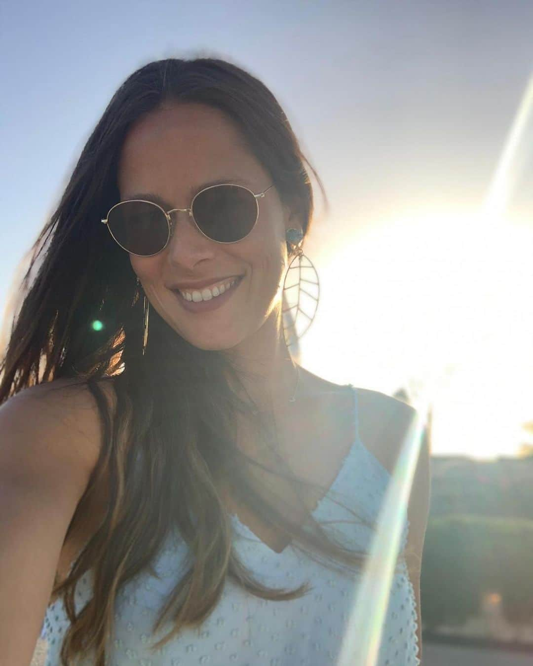 アナ・イバノビッチさんのインスタグラム写真 - (アナ・イバノビッチInstagram)「Enjoying the golden hour. 🤩 Obsessed with the vibrant colors during this time of day. Sharing some rays with all of you ☀️  X Ana」7月16日 1時19分 - anaivanovic