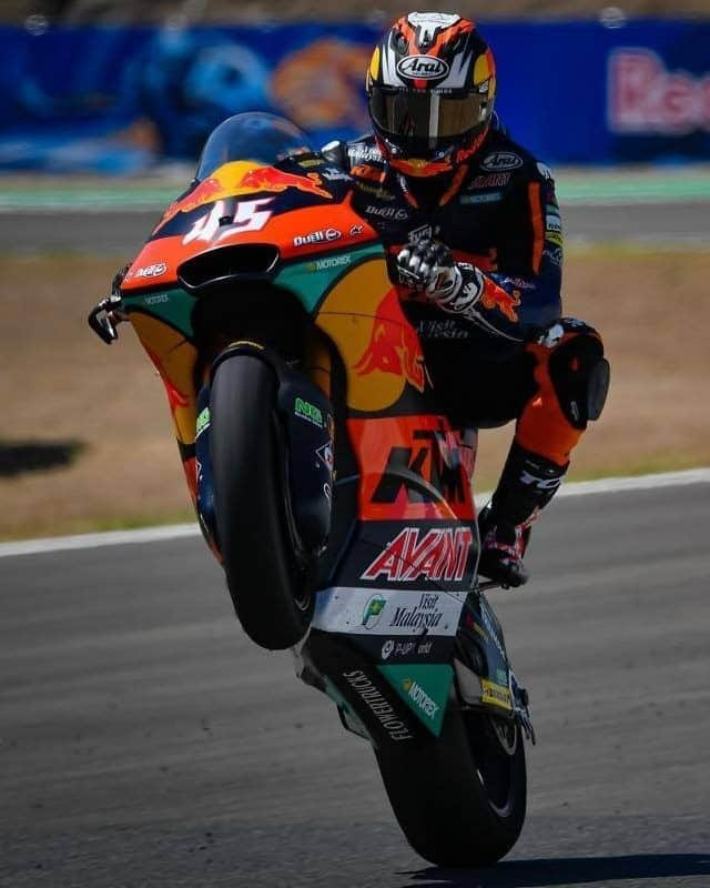 MotoGPさんのインスタグラム写真 - (MotoGPInstagram)「How GOOD it feels to be back on track and throw those front wheels up again after 4 months! 🤩 There's no better way to celebrate #WheelieWednesday than this! 😎 #MotoGPisBack #JerezTest #SwipeLeft #Wheelie #Motorcycle #Racing #Motorsport」7月16日 1時21分 - motogp