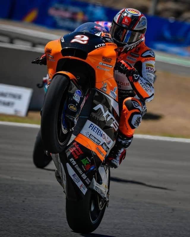 MotoGPさんのインスタグラム写真 - (MotoGPInstagram)「How GOOD it feels to be back on track and throw those front wheels up again after 4 months! 🤩 There's no better way to celebrate #WheelieWednesday than this! 😎 #MotoGPisBack #JerezTest #SwipeLeft #Wheelie #Motorcycle #Racing #Motorsport」7月16日 1時21分 - motogp