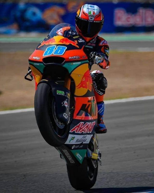 MotoGPさんのインスタグラム写真 - (MotoGPInstagram)「How GOOD it feels to be back on track and throw those front wheels up again after 4 months! 🤩 There's no better way to celebrate #WheelieWednesday than this! 😎 #MotoGPisBack #JerezTest #SwipeLeft #Wheelie #Motorcycle #Racing #Motorsport」7月16日 1時21分 - motogp
