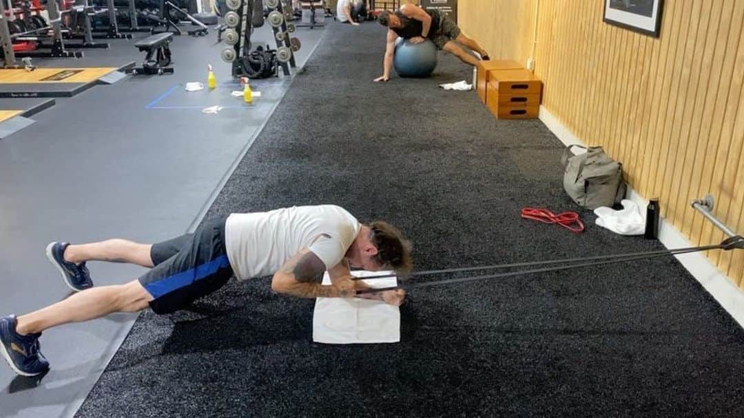 Shinedownさんのインスタグラム写真 - (ShinedownInstagram)「@ebassprod crushing the workout game at home in Charleston at @exemplarfitness with good friend and trainer @fitculturebydeno. Prioritze wellness both physical and mental! This is really important, especially during these times. Working out plays a massive part in our overall health both on and off the road. Keep at it people!! 💪  #WellnessWednesday #WorkoutWednesday #KeepItUp #HealthComesFirst  🎥 @fitculturebydeno」7月16日 1時28分 - shinedown