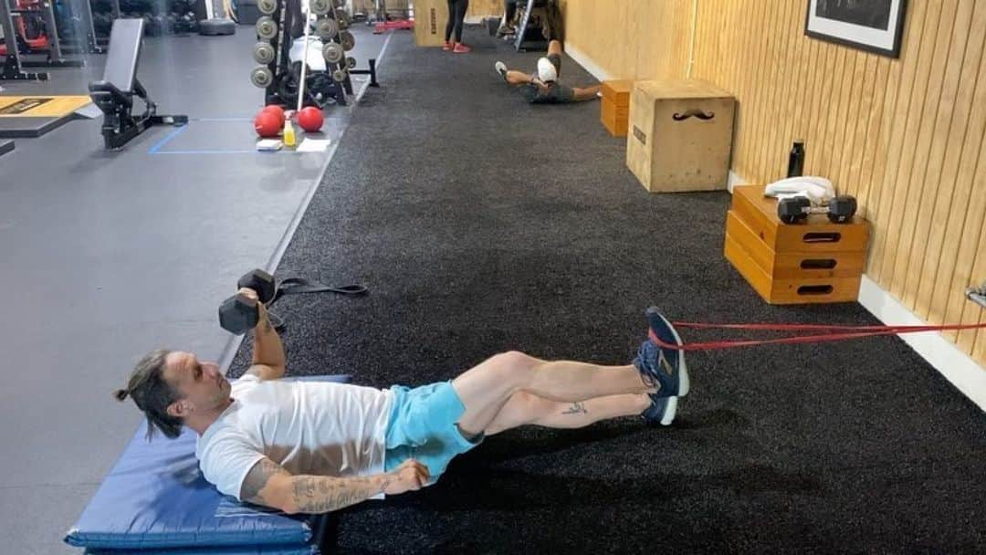 Shinedownさんのインスタグラム写真 - (ShinedownInstagram)「@ebassprod crushing the workout game at home in Charleston at @exemplarfitness with good friend and trainer @fitculturebydeno. Prioritze wellness both physical and mental! This is really important, especially during these times. Working out plays a massive part in our overall health both on and off the road. Keep at it people!! 💪  #WellnessWednesday #WorkoutWednesday #KeepItUp #HealthComesFirst  🎥 @fitculturebydeno」7月16日 1時28分 - shinedown