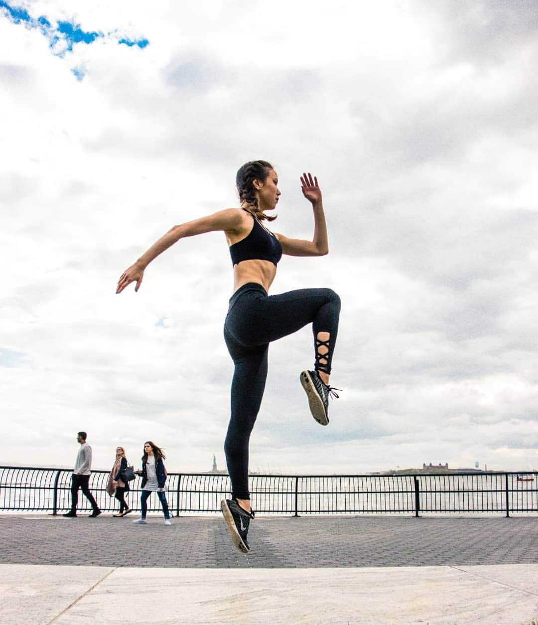 Lily Saito (齊藤莉理)のインスタグラム：「Fly high ☁️  |📸 @truthandlovephotography」
