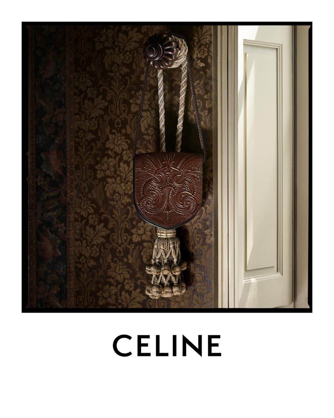Celineさんのインスタグラム写真 - (CelineInstagram)「CELINE HOMME WINTER 20 CELINE ECUSSON BAG THE NEW ESSENTIAL BAG  COLLECTION AVAILABLE IN STORE AND AT CELINE.COM AUGUST 28 2020  #CELINEHOMME #CELINEBYHEDISLIMANE」7月16日 1時39分 - celine