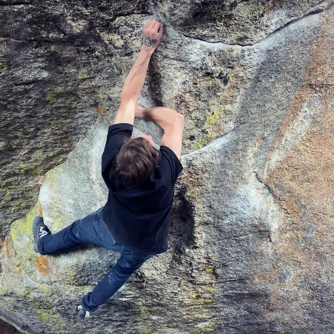 ダニエル・ウッズさんのインスタグラム写真 - (ダニエル・ウッズInstagram)「“Creme de la Crumb” (8B+) ✔️   Crazy lil power tech bloc put up by @griffinwhiteside at Mt. Evans area A. Holds are bad on this one. Positions are weird. Precise accuracy is needed. I fell many times on the crux recycle section (u take the right hand gaston pictured here, cross over left hand to a miserable sloping crack, maintain left foot toe hook tension, move right hand to crimp in the crack, move left hand back down to undercling the hold your right hand was just in shoulder position with, control a mini rip... that’s a recycle right there 😉).   My toe hook would slip or I would hit the left hand crack wrong and couldn’t move. Sent last go of the day after it lightly rained. Totally unexpected but was nice to have everything click and flow. One of CO’s best/unique hard climbs.」7月16日 1時42分 - dawoods89