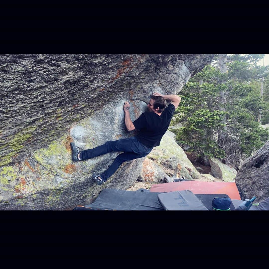 ダニエル・ウッズのインスタグラム：「“Creme de la Crumb” (8B+) ✔️   Crazy lil power tech bloc put up by @griffinwhiteside at Mt. Evans area A. Holds are bad on this one. Positions are weird. Precise accuracy is needed. I fell many times on the crux recycle section (u take the right hand gaston pictured here, cross over left hand to a miserable sloping crack, maintain left foot toe hook tension, move right hand to crimp in the crack, move left hand back down to undercling the hold your right hand was just in shoulder position with, control a mini rip... that’s a recycle right there 😉).   My toe hook would slip or I would hit the left hand crack wrong and couldn’t move. Sent last go of the day after it lightly rained. Totally unexpected but was nice to have everything click and flow. One of CO’s best/unique hard climbs.」