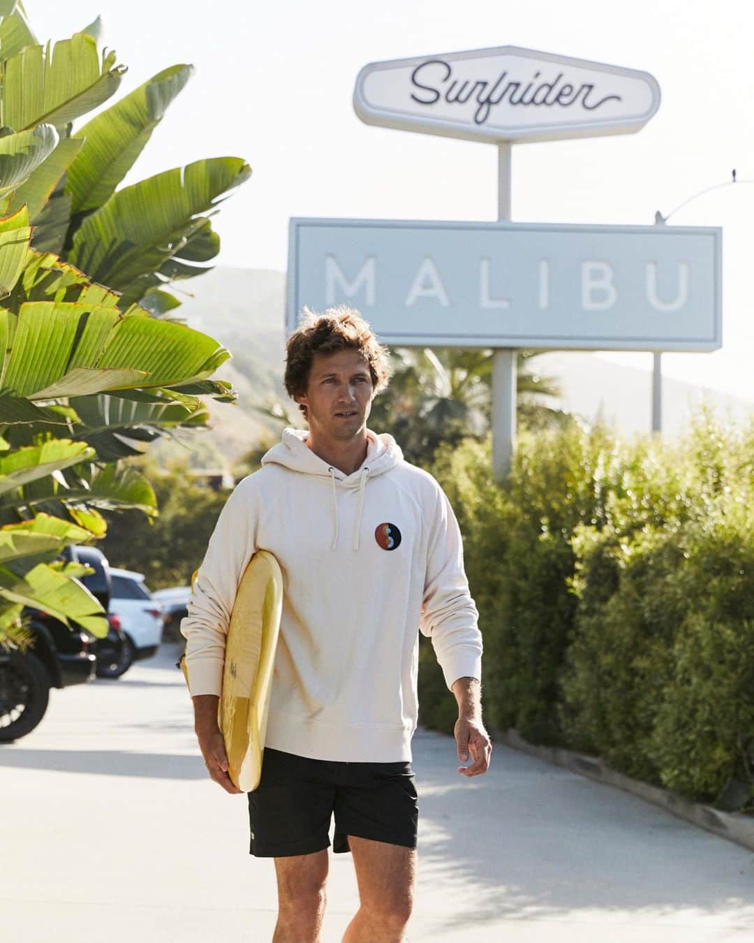 MR PORTERのインスタグラム：「Mr Matthew Goodwin is an architect and hotelier by trade. He is the co-founder of the @thesurfridermalibu—a 20-room hotel , at First Point in Malibu, with a pretty iconic history in the surf world.  "I was raised locally and grew up surfing Malibu, but moved to NYC in my early 20s for just under a decade. When living there a friend said to me: 'Mate, do you know this place Surfrider?' I thought he meant the beach but he actually meant the quirky little place across the road. I was on a plane the next day and so began the 4-year project to bring the icon back to life."  A keen surfer himself, we tasked Mr Goodwin to give us a look into his life on the Southern California coast and let us tag along for a day of surfing. Follow along this week for more dispatches from the beach. 📷 @trevorkingphoto #MRPORTERGoneSurfin @mgoodwin09」