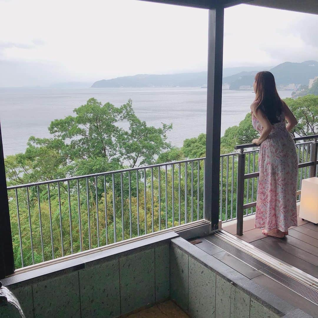 岡村真依さんのインスタグラム写真 - (岡村真依Instagram)「いいお部屋だった〜🥺💖 ・ #美浜会 #熱海 #部屋風呂 #温泉 #露天風呂 #露天風呂付き客室 #女子旅 #girlstrip #beauties #backshot #後ろ姿 #rienda #atami #spa #shorttrip #onsen #travelgram #traveljapan #💋」7月16日 1時53分 - maimai_maai