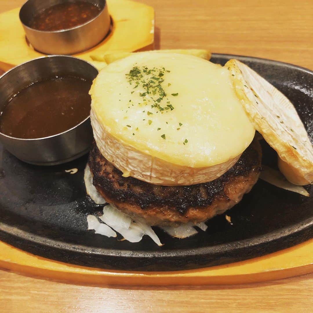 のインスタグラム：「今日神に出会いました。 #これが神か #ビッグボーイ  の#カマンベール 丸ごと1個乗ったハンバーグ！しかも中にも#チーズ  もう神としか思えない平伏したい。 ちなみにビッグボーイのコーンドレッシングも#神  販売してくれないかな！！！ #デブ活 #絶好調 #ついカッとなってやったが反省はしていない」