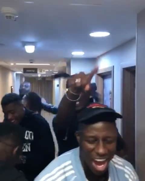 アディル・ラミのインスタグラム：「A poile , casque 🎧 aux oreilles 👂a distance de sécurité pour éviter cette fameuse histoire qui est « l’extincteur » ... Merci @benmendy23 moi qui a ce moment là  aV confiance en toi 😂, tu as réveillé le #ghostbusters qui avait en moi et bien sur toute @equipedefrance et tout le village avec ... 5h du matin posé entre nous comme dans le quartier à l’époque à refaire le monde 🌍... JOYEUX ANNIVERSAIRE 🎂 #2ans #championdumonde 🇫🇷 #souvenir #émotion #famille #inoubliable 😘 ❤️」