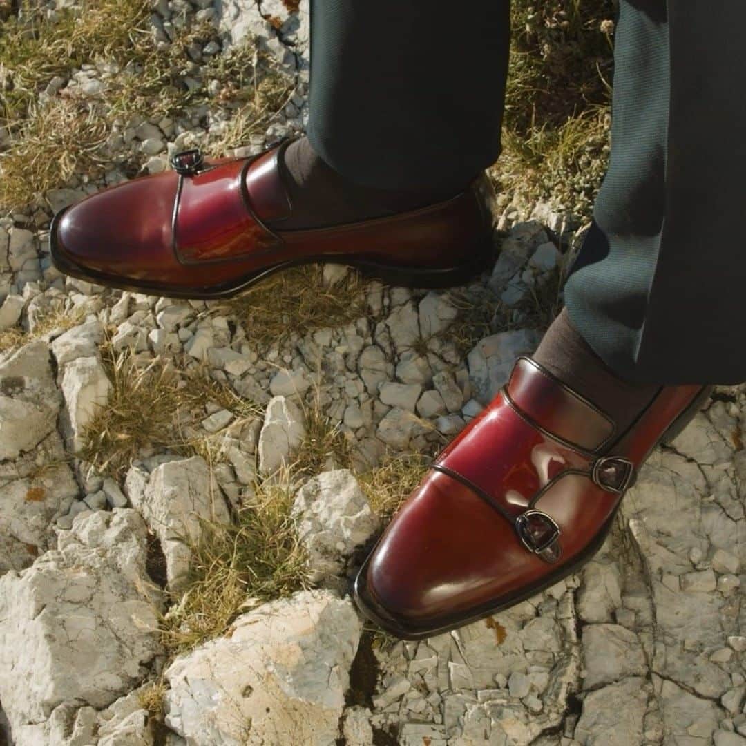 サントーニのインスタグラム：「“Origini”. Rich hues inspired by the landscape of Le Marche region, the first point of inspiration for the SS21 collection.   Creative direction: @socialriseofficial  Video: @fabrizioalbertini  Styling: @alessiavanini   #Santoni #SantoniSS21 #mfw #MilanDigitalFashionWeek #makersofbeauty」