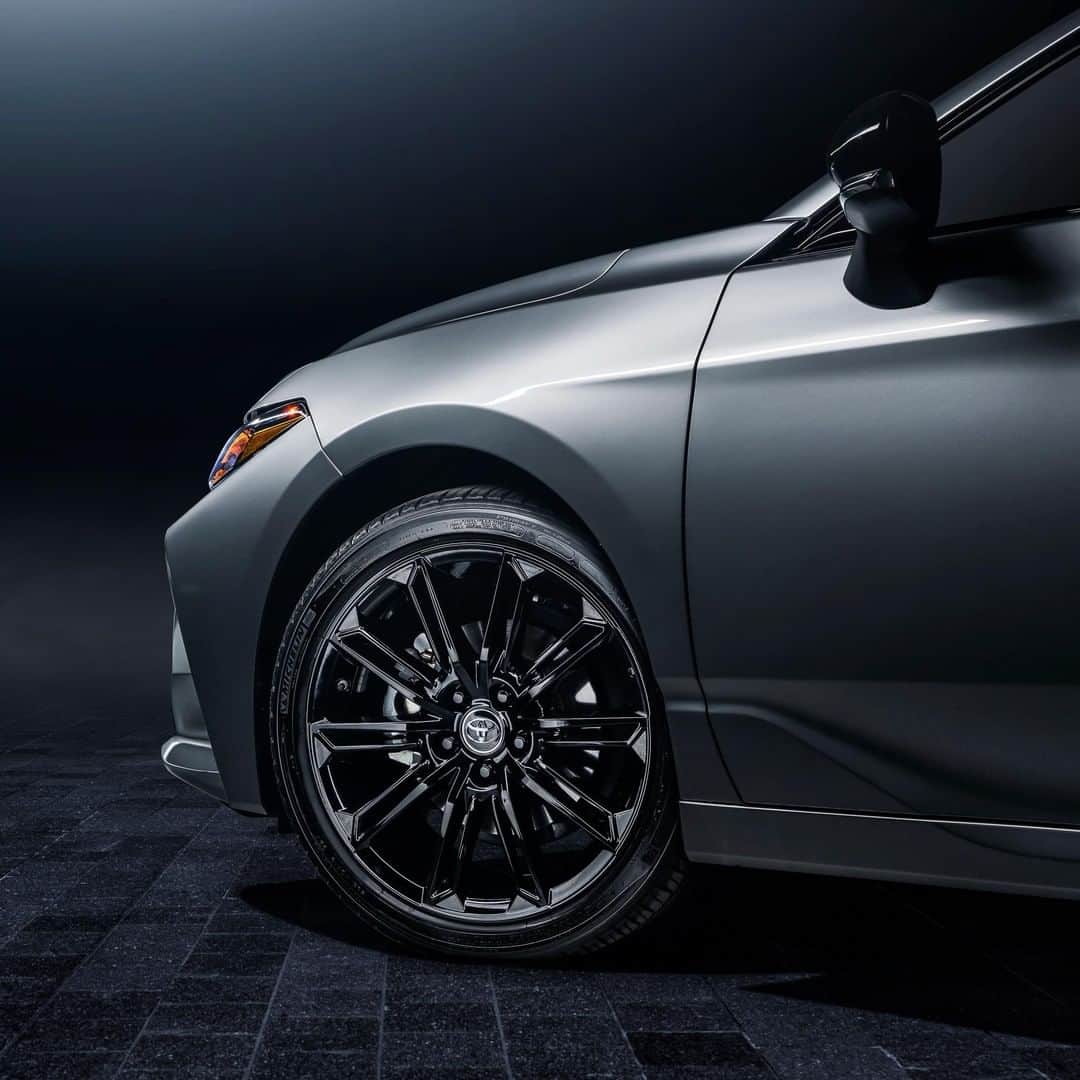 toyotausaさんのインスタグラム写真 - (toyotausaInstagram)「When darkness falls, the 2021 #Avalon XSE Nightshade takes the stage leading with new black-painted 19-inch allow wheels. #LetsGoPlaces」7月16日 2時05分 - toyotausa