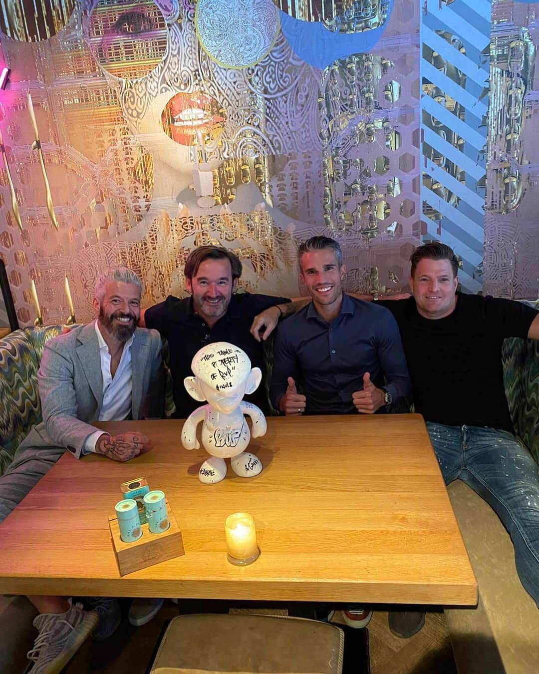 ロビン・ファン・ペルシのインスタグラム：「Thanks a lot for this amazing gift guys, really appreciate it 👌! Proud to have my own spot at @1nul8 from now on 🤣#ThisTableIsPropertyOfRVP Don't break it, embrace it - you are all more than welcome at my table! @ginvi_photoart @labrie_was_here @floris_1nul8_vandal」
