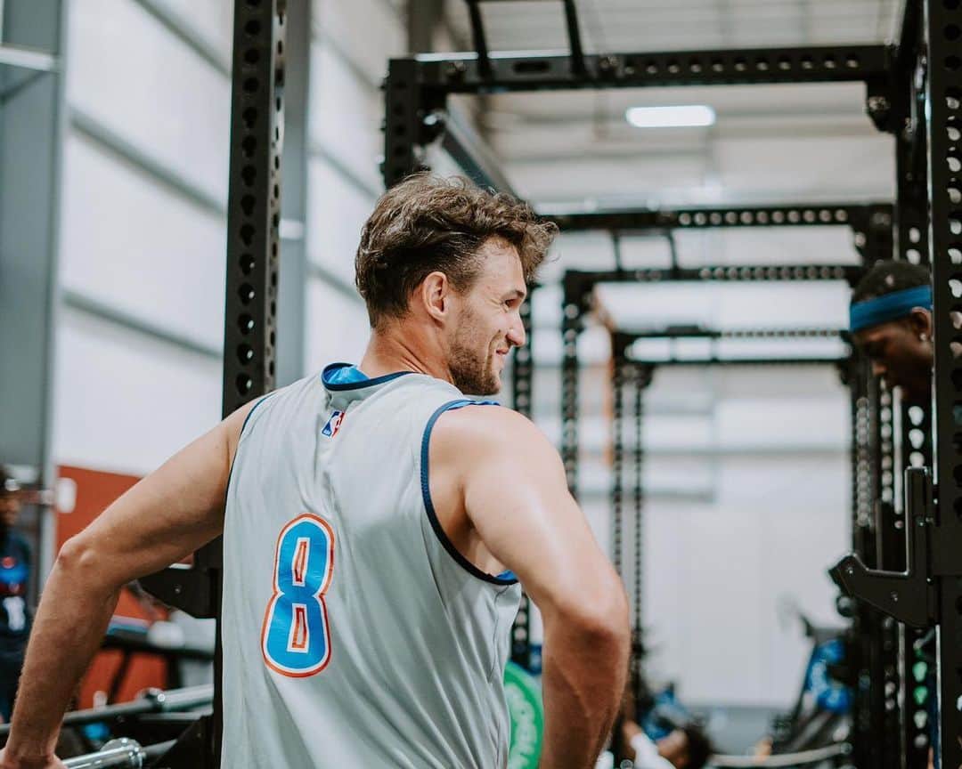 ダニーロ・ガリナリのインスタグラム：「🏋️‍♂️😄 Individual workout in Orlando!  #Wholenewgame #NbaBubble」