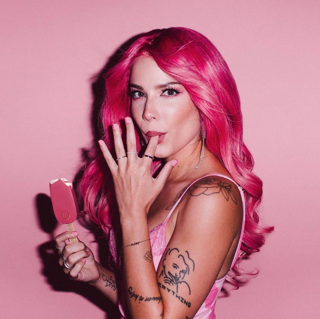Halseyのインスタグラム：「🌸🌺🌸  @Magnum Ice Cream and I are so excited to bring you a very special, one off acoustic #TrueToPleasure performance. Join me on my YouTube this Thursday at 9am PST / 5pm GMT where I’ll be sharing my biggest pleasure with you all, playing music. This performance will only be available for 30mins, so don’t miss it! We are also encouraging donations to @GLSEN, an organization that provides LGBTQ students with an educational environment free from judgement and harassment. @Magnum Ice Cream has pledged $50,000. Can’t wait to see you all then! 🌸🌺🌸」