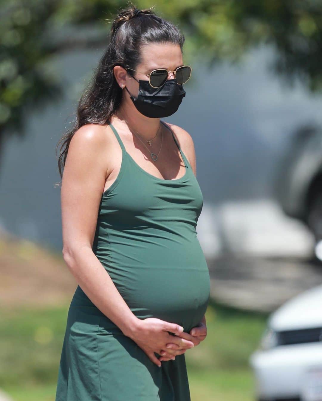 Just Jaredさんのインスタグラム写真 - (Just JaredInstagram)「@leamichele cradles her baby bump on a walk with her mom Edith. See more pics on Just Jared.  #LeaMichele Photos: Backgrid」7月16日 2時12分 - justjared