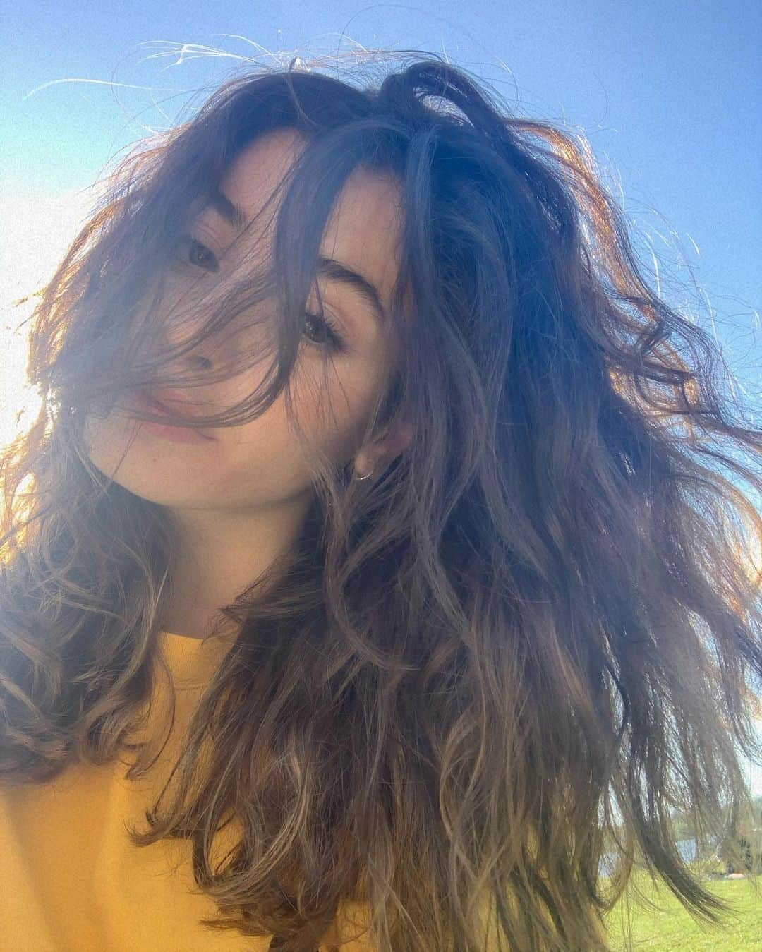 ユスラ・マルディニさんのインスタグラム写真 - (ユスラ・マルディニInstagram)「She was like the sun,  She knew her place in the world -  She would shine again regardless  of all the storms and changeable weather  She wouldn't adjust her purpose  for things that pass.」7月16日 2時21分 - yusramardini