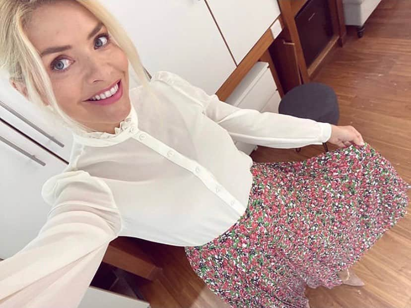 Nextさんのインスタグラム写真 - (NextInstagram)「Florals are always a good idea 🌸 🌸@hollywilloughby looking just fab in our @labelmix floral skirt! Tap to Shop 🔎 Skirt: 221079 #BrandsAtNext #labelmix」7月16日 2時22分 - nextofficial